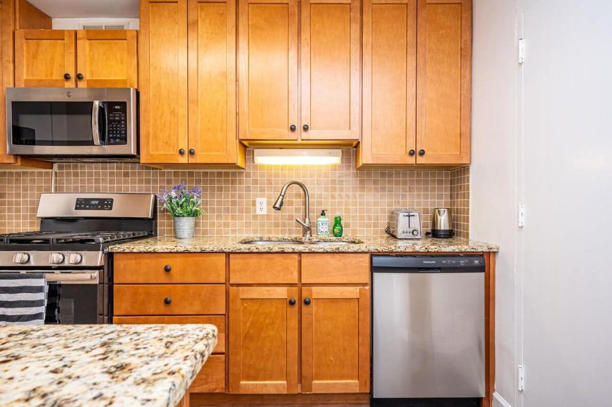 Holiday home Downtown! 5 Beds! Onsite Parking! View! New Renovated! Lm1806